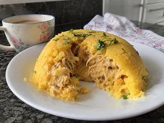 Cuscuz recheado com frango cremoso