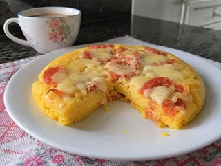 Cuscuz de frigideira com queijo e tomate