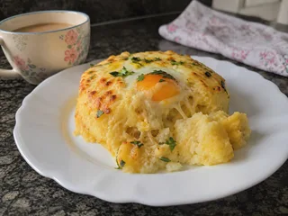 Escondidinho de mandioca com ovo e queijo